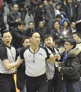 与高持球依 与高持球依